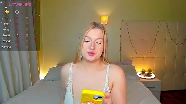 Emma  Leee online show from December 7, 2024, 1:03 am