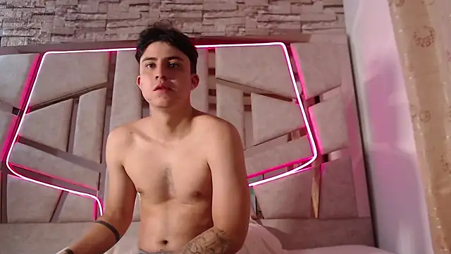 mia and austin online show from February 6, 2025, 2:22 am