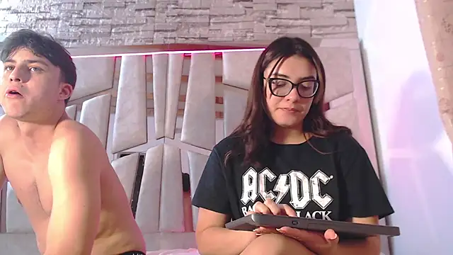 mia and austin online show from February 7, 2025, 5:52 am