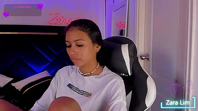 ZaraLim online show from November 11, 2025, 6:19 pm