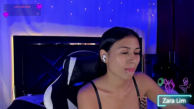 ZaraLim online show from December 3, 2025, 9:02 pm