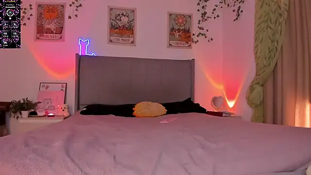 Whitekitty-exe online show from December 18, 2025, 7:09 pm