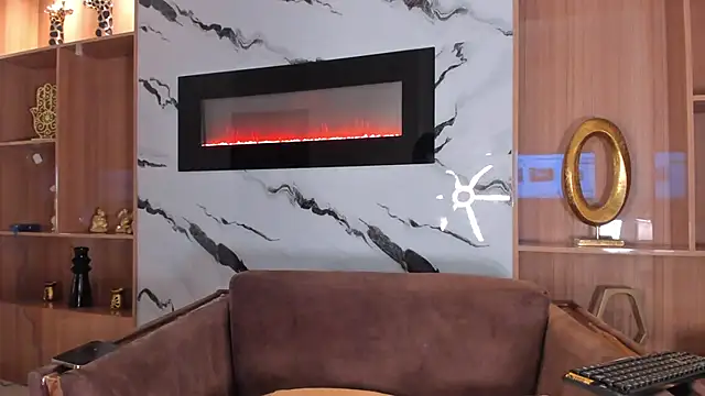 Keila Mendoza online show from November 25, 2025, 4:23 am