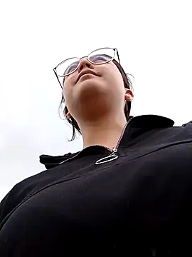 lara moon25 online show from December 26, 2024, 4:04 pm