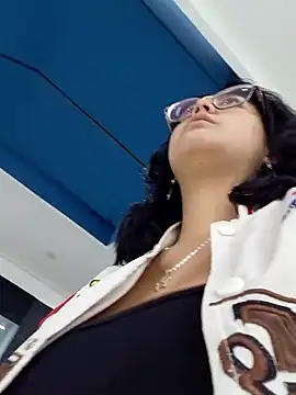 lara moon25 online show from November 7, 2025, 9:04 pm