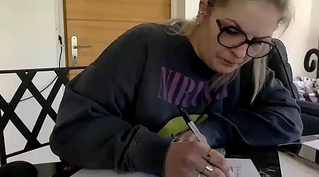 Snapshot of vanillesoumise chatting on March 18, 2025, 8:36 am vanillesoumise online show from March 18, 2025, 8:36 am