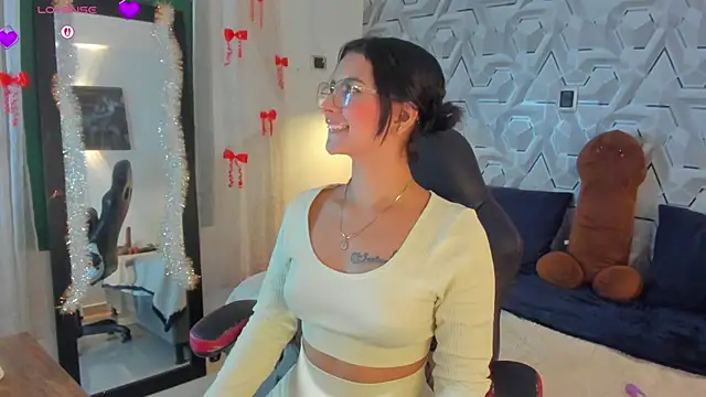 Sophiee Hill online show from April 22, 2026, 7:11 am