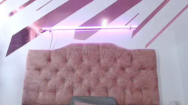 Snapshot of Kitten_Hot_ chatting on February 8, 2026, 5:05 pm Kitten Hot online show from February 8, 2026, 5:05 pm