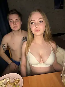 Snapshot of Family-Mm1 chatting on December 19, 2024, 7:51 pm Family-Mm1 online show from December 19, 2024, 7:51 pm