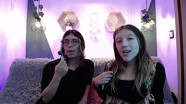 Snapshot of BRIAR_AND_BLAIR chatting on December 3, 2024, 2:05 pm BRIAR AND BLAIR online show from December 3, 2024, 2:05 pm