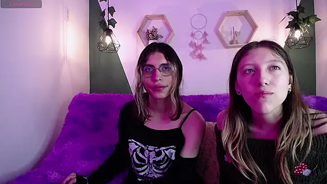Snapshot of BRIAR_AND_BLAIR chatting on December 26, 2024, 1:32 pm BRIAR AND BLAIR online show from December 26, 2024, 1:32 pm