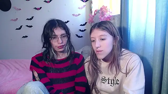 Snapshot of BRIAR_AND_BLAIR chatting on September 19, 2025, 5:13 pm BRIAR AND BLAIR online show from September 19, 2025, 5:13 pm