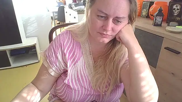 Meliss Official9 online show from October 29, 2025, 12:51 pm