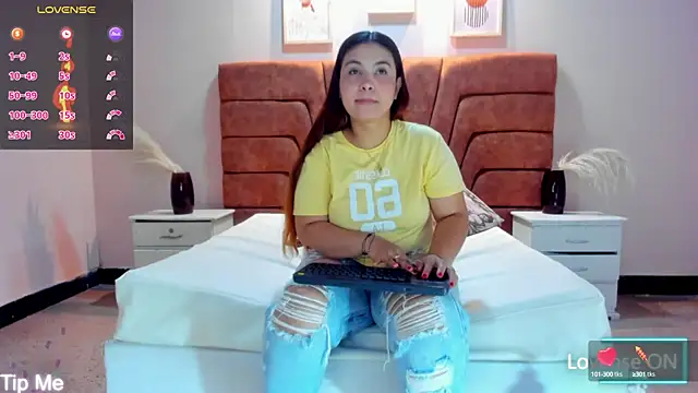 MAHIASMITH13 online show from December 16, 2024, 1:22 pm