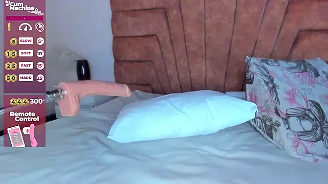 MAHIASMITH13 online show from February 4, 2025, 4:50 pm