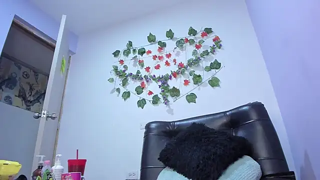 nicollee18 online show from February 14, 2025, 9:34 am