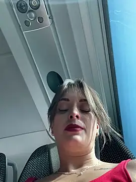 Snapshot of Yasmine47 chatting on September 9, 2025, 3:22 pm Yasmine47 online show from September 9, 2025, 3:22 pm