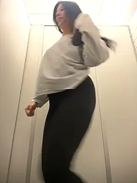 Tisha Busty online show from September 18, 2025, 1:02 pm