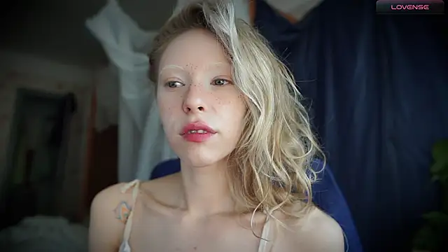 Snapshot of _Phantom_thread_ chatting on September 11, 2025, 9:20 am Phantom thread online show from September 11, 2025, 9:20 am