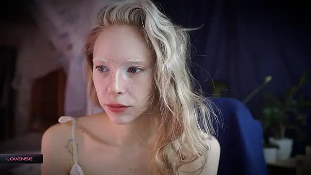 Snapshot of _Phantom_thread_ chatting on October 22, 2025, 8:14 am Phantom thread online show from October 22, 2025, 8:14 am