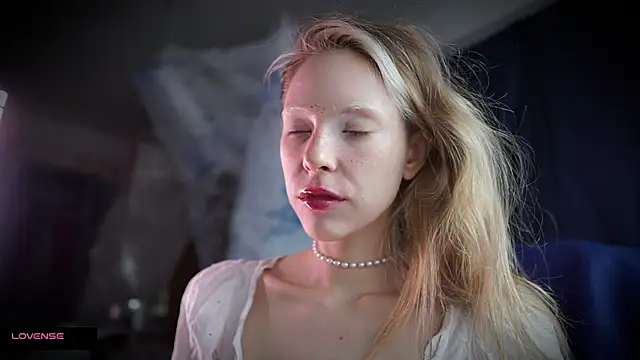 Snapshot of _Phantom_thread_ chatting on November 10, 2025, 10:58 am Phantom thread online show from November 10, 2025, 10:58 am