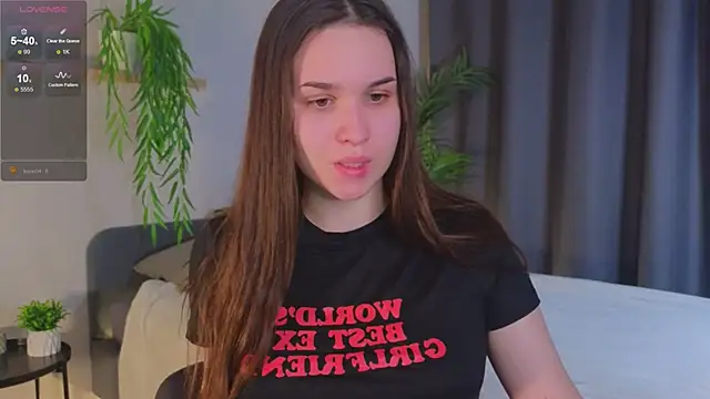 Roxie Mils online show from December 13, 2024, 2:38 pm