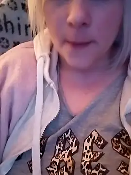 LaRa forU online show from March 16, 2025, 9:37 pm