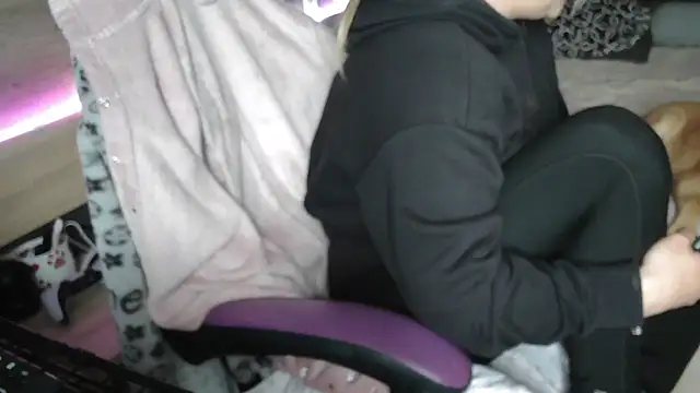 LaRa forU online show from March 17, 2025, 4:43 pm