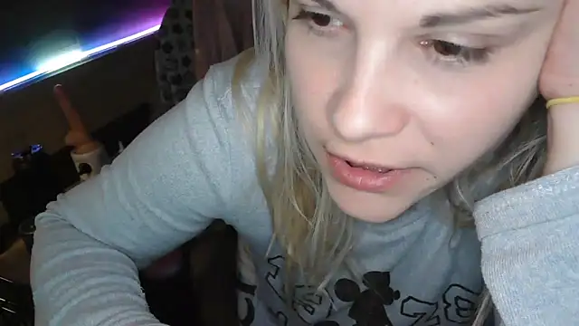 LaRa forU online show from March 22, 2025, 9:42 pm