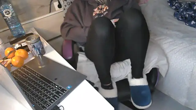 LaRa forU online show from November 27, 2025, 3:58 pm