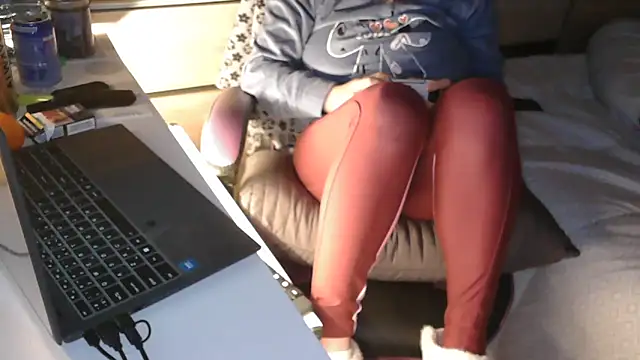 LaRa forU online show from November 28, 2025, 4:53 pm