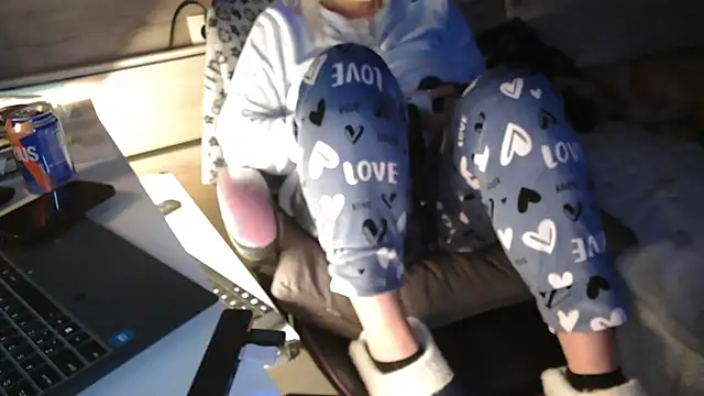 LaRa forU online show from November 30, 2025, 5:39 pm