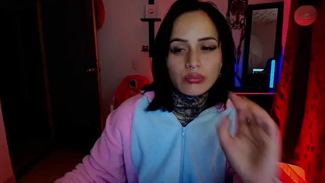 Snapshot of TinnaDawsom chatting on October 6, 2025, 11:57 pm TinnaDawsom online show from October 6, 2025, 11:57 pm