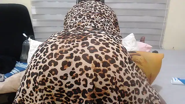 Snapshot of Foxybrownxx1 chatting on July 19, 2026, 8:23 pm Foxybrownxx1 online show from July 19, 2026, 8:23 pm