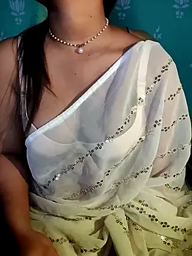 QueenOfHeart 07 online show from November 7, 2025, 6:41 pm