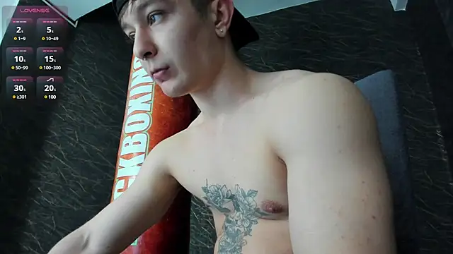 leonardsmith01 online show from December 18, 2024, 9:18 pm