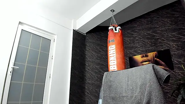 leonardsmith01 online show from February 26, 2025, 11:59 pm