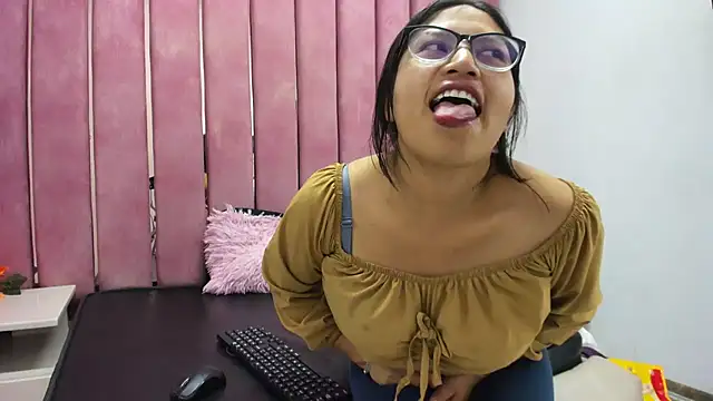 Miaa Smiith  online show from November 28, 2025, 3:53 am