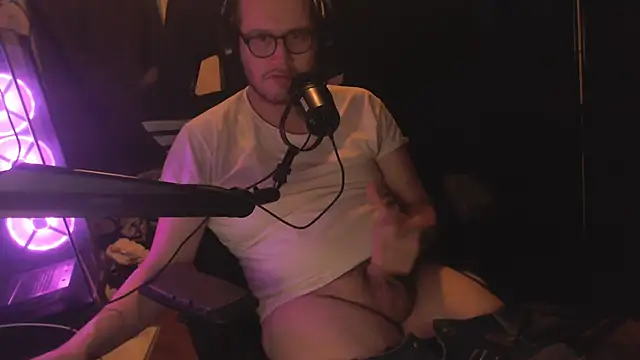 chicostick413 online show from November 29, 2025, 4:04 am