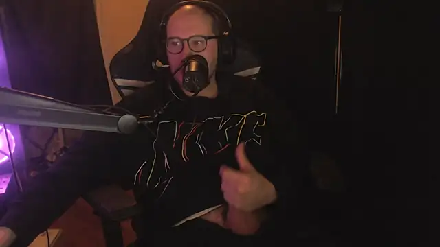 chicostick413 online show from December 1, 2025, 12:10 pm