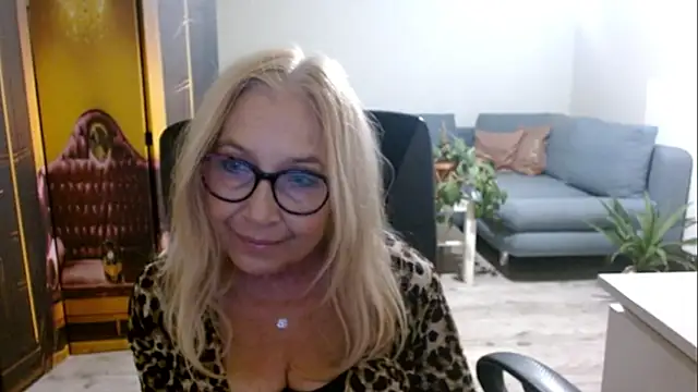 sofia xkiss online show from October 27, 2025, 2:43 pm