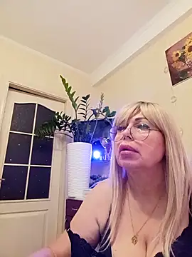 SusieNoreen online show from September 12, 2025, 12:11 am