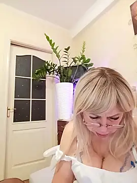 SusieNoreen online show from September 16, 2025, 1:06 am