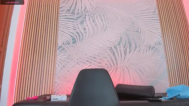 LauraRossi Nova online show from February 13, 2025, 5:54 pm