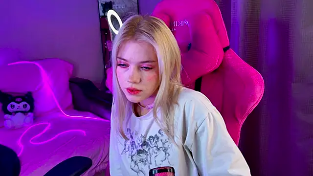 Snapshot of Shawty_Blonde chatting on February 15, 2025, 1:21 am Shawty Blonde online show from February 15, 2025, 1:21 am