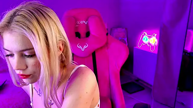 Snapshot of Shawty_Blonde chatting on February 28, 2025, 11:34 pm Shawty Blonde online show from February 28, 2025, 11:34 pm
