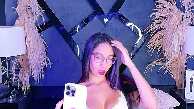 KylieWhite online show from November 3, 2025, 1:12 pm