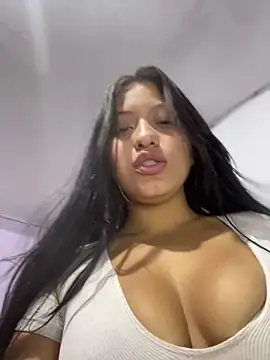 Snapshot of Estefanii- chatting on January 4, 2025, 11:22 am Estefanii- online show from January 4, 2025, 11:22 am