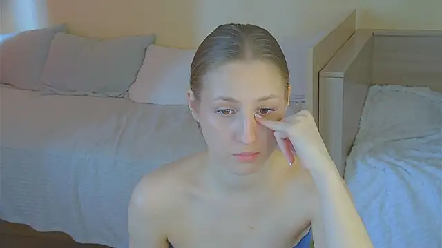 BritneyCruze online show from April 18, 2026, 9:57 am