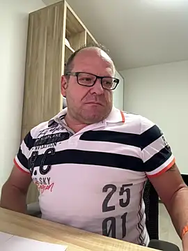 coupleLatinaLovers online show from October 13, 2025, 4:56 am